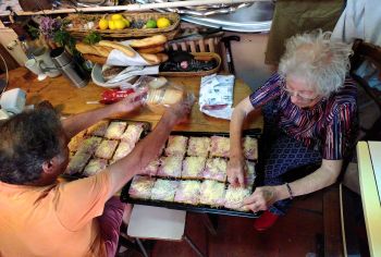 L'équipe "croque-monsieurs" en cuisine à neuvy