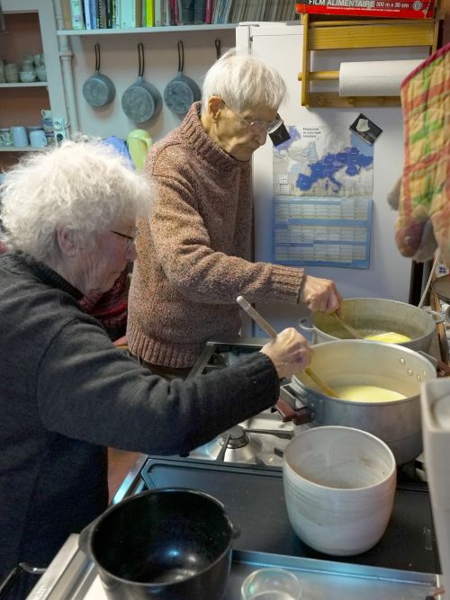 Nicole et Jean-François prépare la fondue à Neuvy