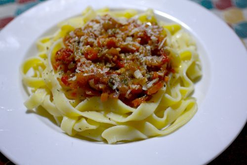 Tagliatelles sauce napolitaine avec du parmesan